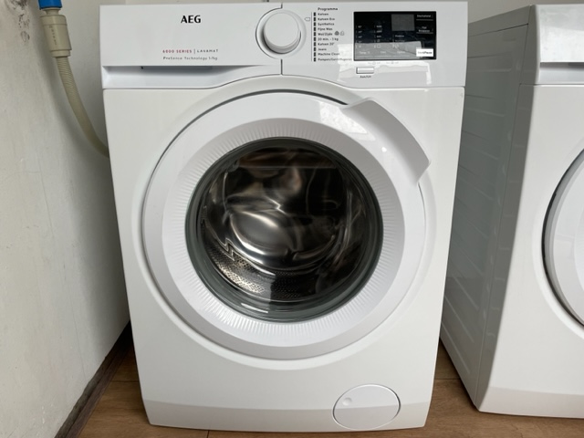 350 euro.Bijna Nieuw Nieuwste Model AEG 6000 Series 1600 T A+++