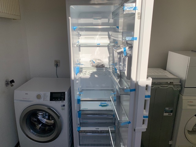 400 euro.NIEUW Prachtige Sharp NoFrost Koelkast A++